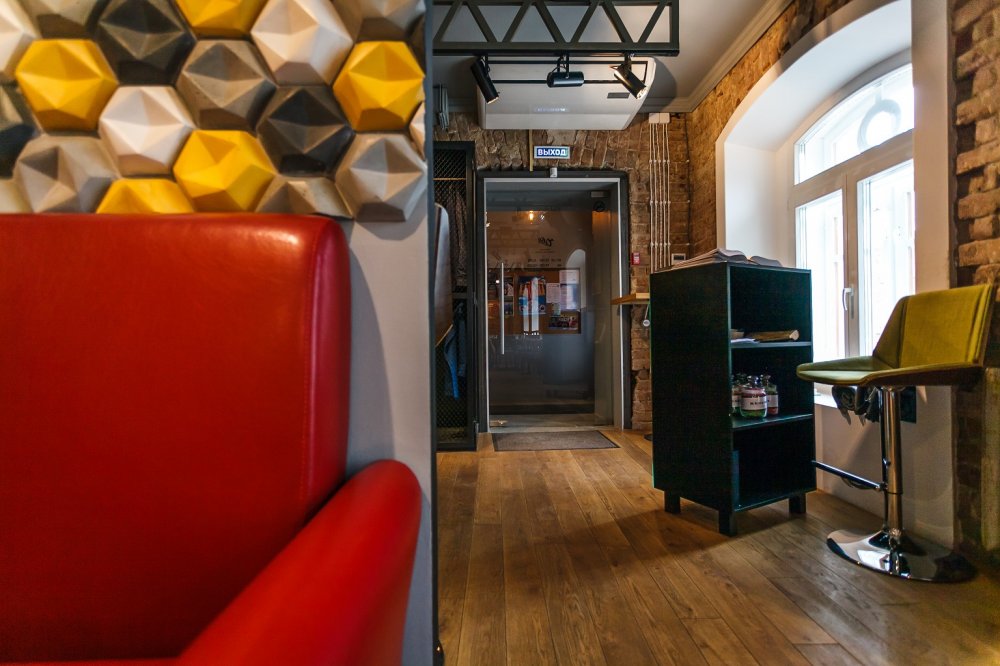 Стеклянные распашные двери