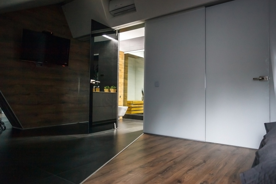 Стеклянные распашные двери