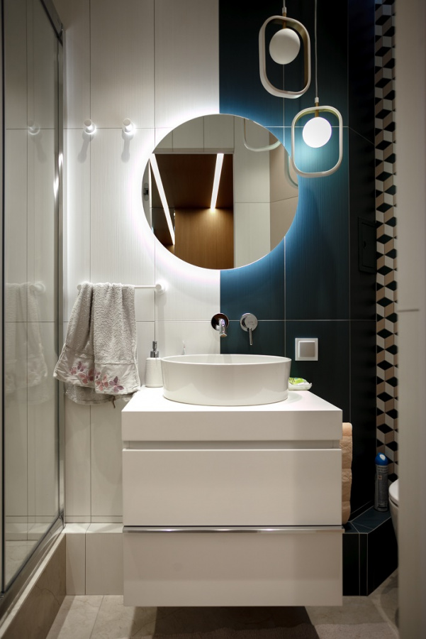 Зеркало с подсветкой настенное